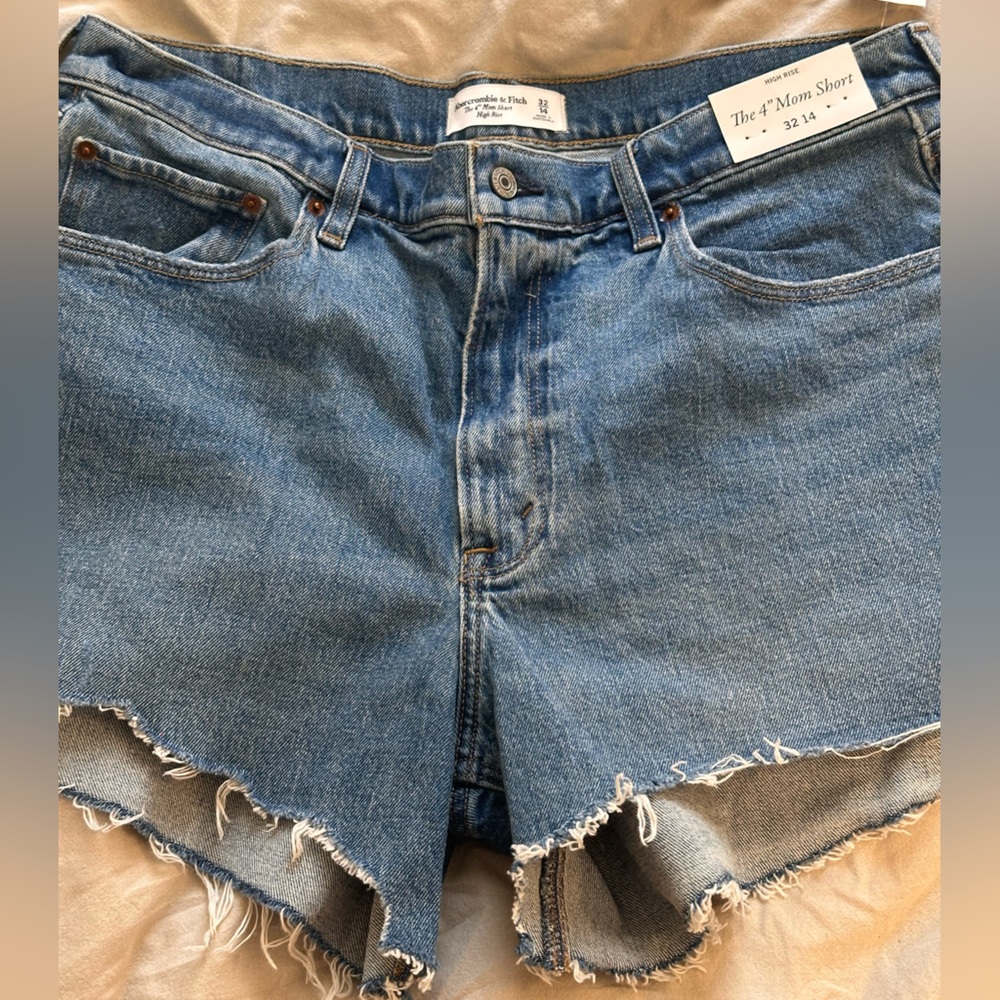 NWT Abercrombie The Mom Short 4” - 14/32 - Denim cutoff shorts